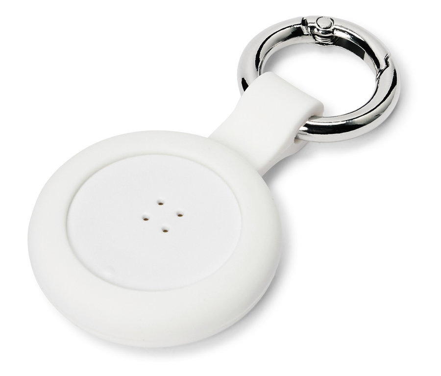 Detailní záběr na bílé kulaté lokalizační zařízení se čtyřmi otvory a stříbrnou karabinou.