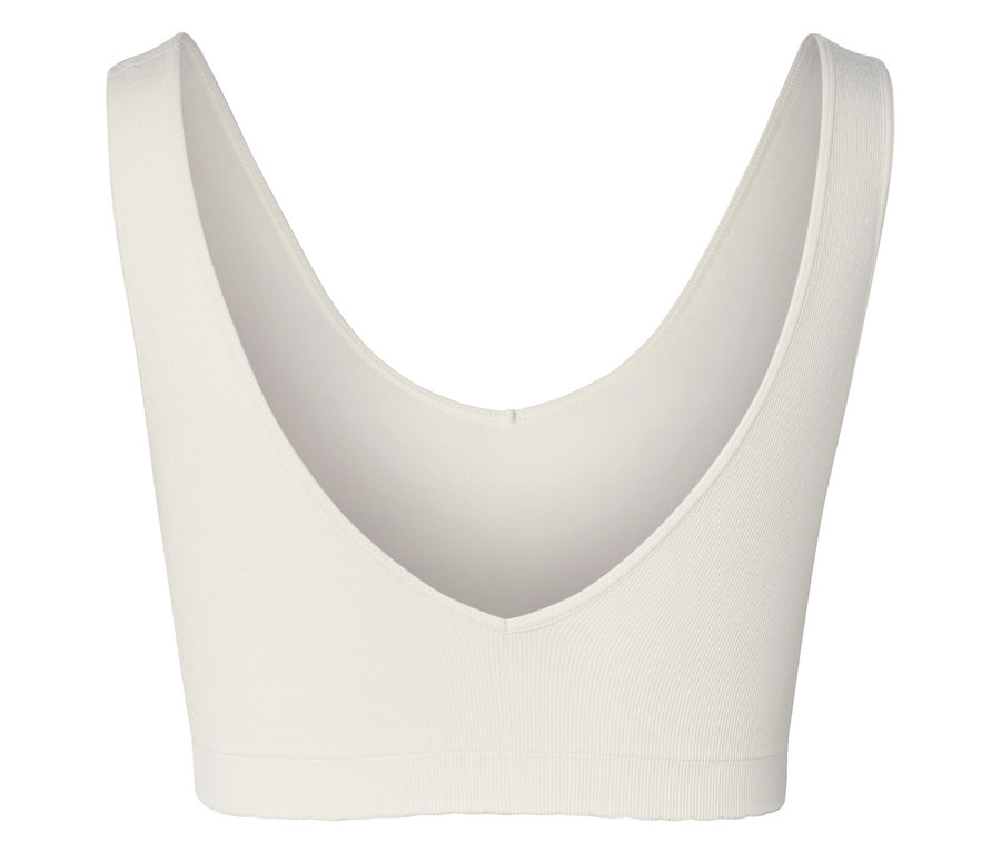 Detailní záběr na bílou sportovní podprsenku s výstřihem do V.