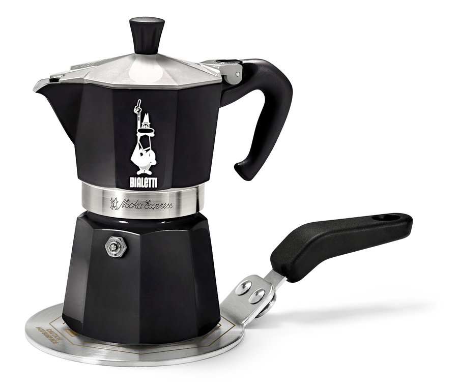 Černá kávovara Bialetti Moka Express stojí na stříbrné varné desce.