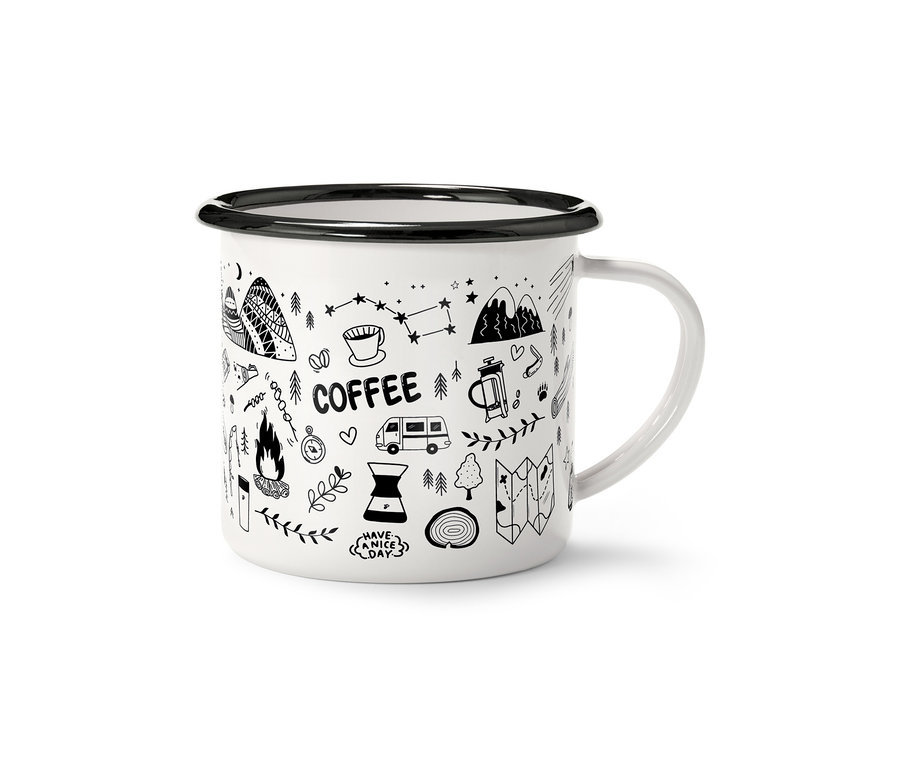 Bílý hrnek s černým okrajem a uchem, zdobený černými outdoorovými motivy a nápisem "Coffee".