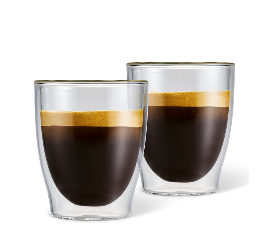 Dvě sklenice na Caffè Crema s dvojitými stěnami naplněné kávou.
