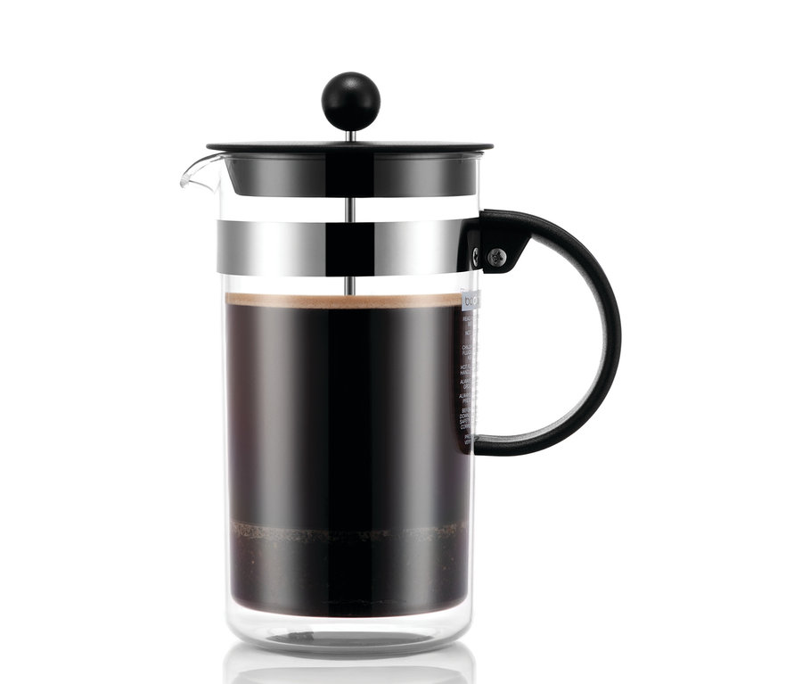 Skleněná konvička french press Bodum® o objemu 1 l s černým kávovým obsahem.