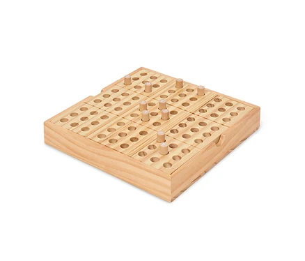 Dřevěná desková hra s kolíčky s čísly na bílém pozadí.