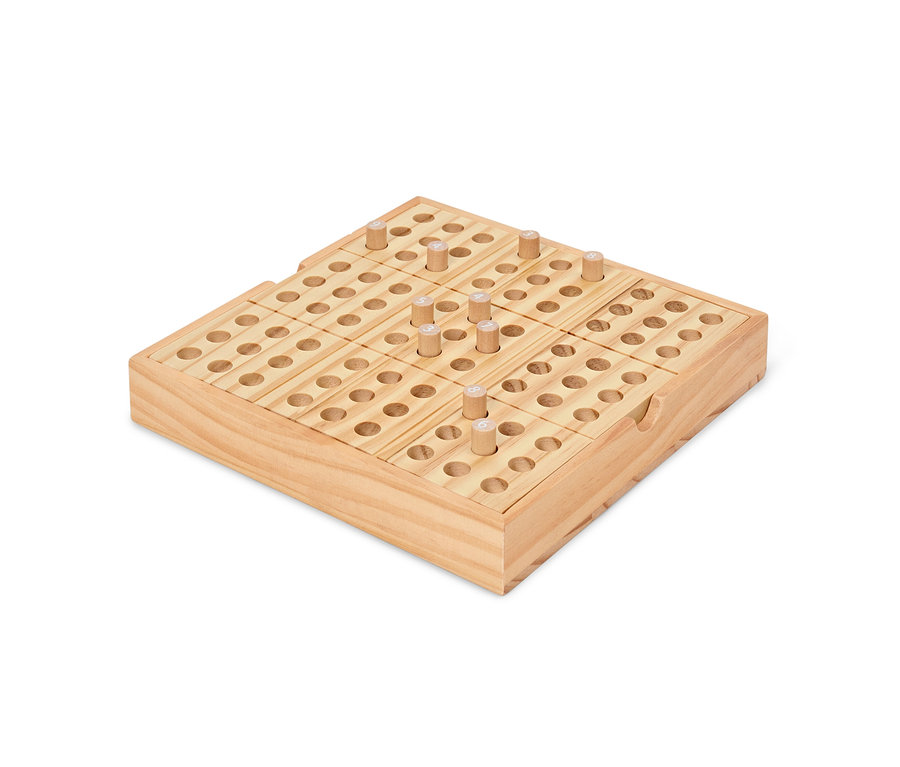 Dřevěná desková hra s kolíčky s čísly na bílém pozadí.
