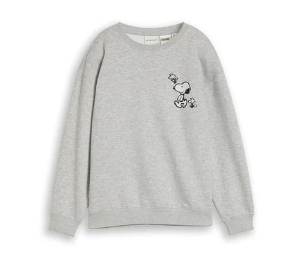 Šedá mikina s černou obrysovou kresbou sedícího Snoopyho, který se dívá na Woodstocka letícího nad ním.