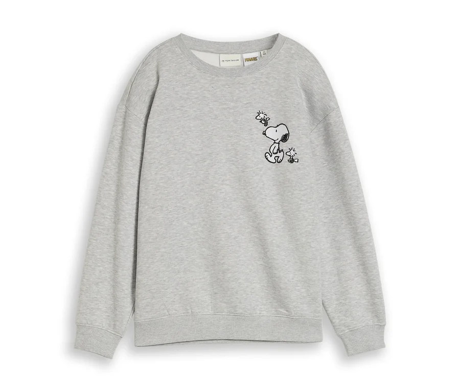 Šedá mikina s černou obrysovou kresbou sedícího Snoopyho, který se dívá na Woodstocka letícího nad ním.