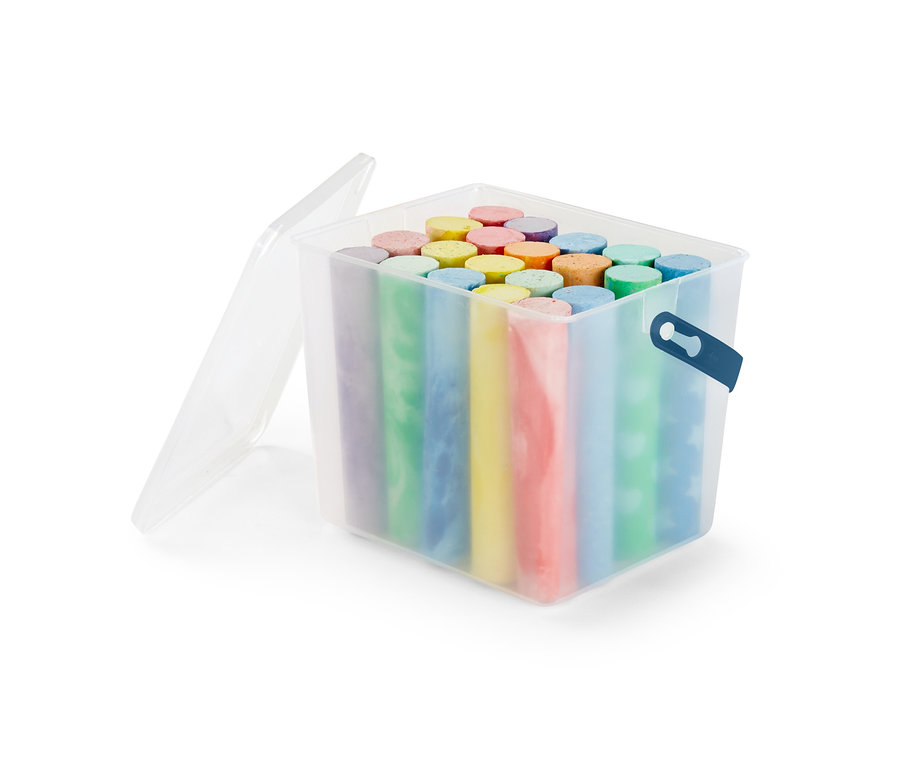 Otevřená nádoba s 20 vzorovanými křídami na kreslení na ulici.