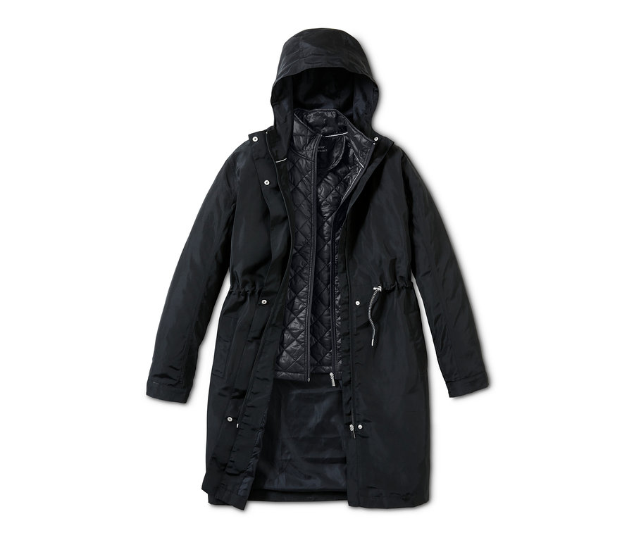 Černá funkční parka 3 v 1 a prošívaná bunda. Bunda má kapuci a zapíná se na zip.