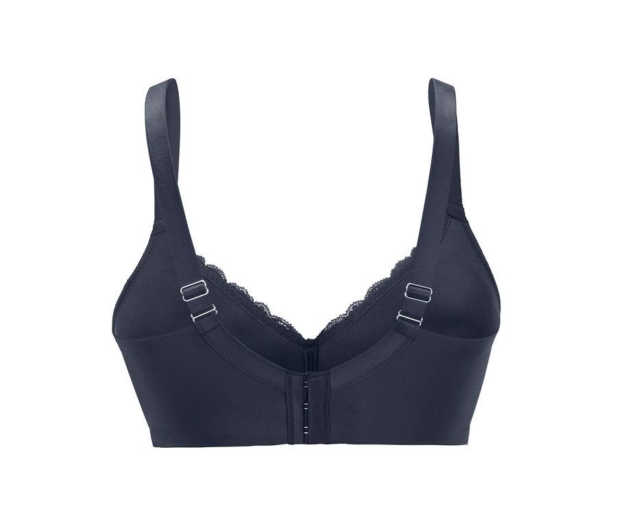 Detailní pohled zezadu na pohodlnou měkkou podprsenku s nastavitelnými ramínky.