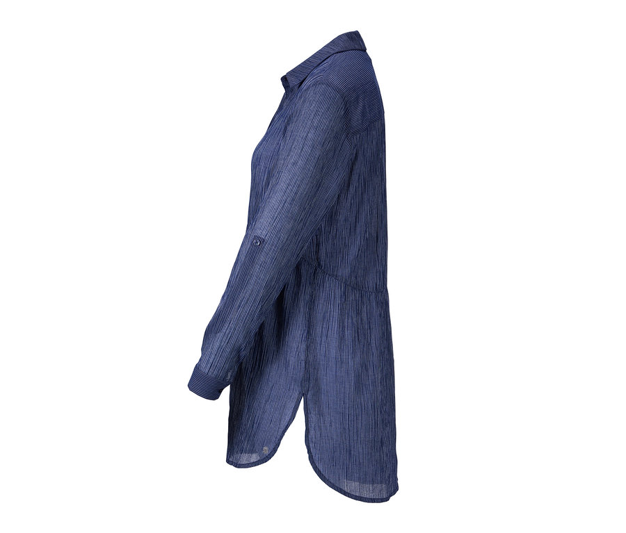 Detail modré proužkované dlouhé halenky.