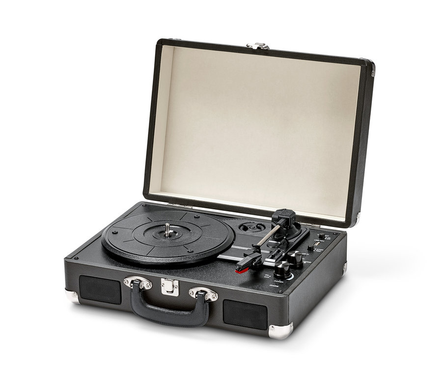 Černý přenosný gramofon v retro stylu s funkcí Bluetooth® s otevřeným víkem.