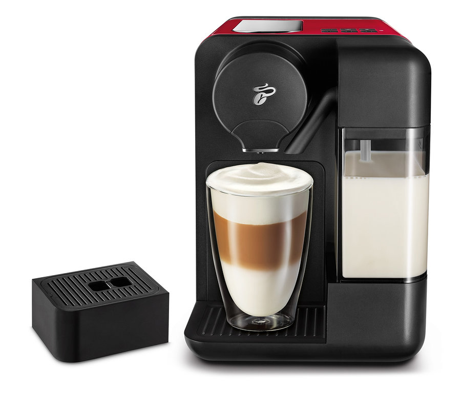 Černý kávovar Cafissimo milk, červený, s kávou a mlékem.
