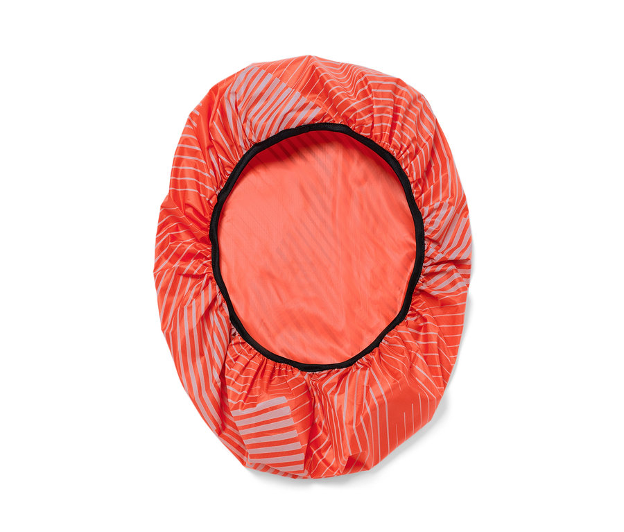 Oranžový nepromokavý obal na batoh s šedými pruhy.