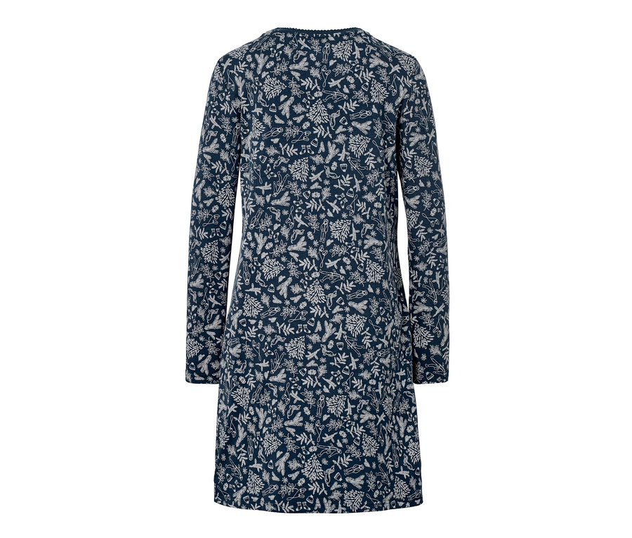 Modrá noční košile s celoplošným vzorem.