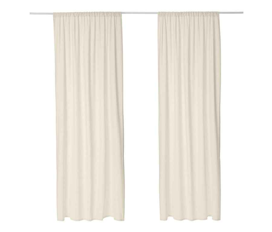 Dva pololněné závěsy krémové barvy visí na tyči.