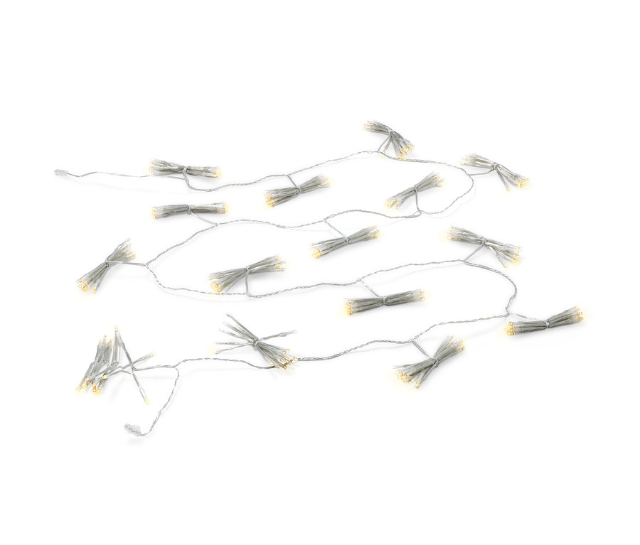 Venkovní girlanda s LED světly na bílém pozadí.