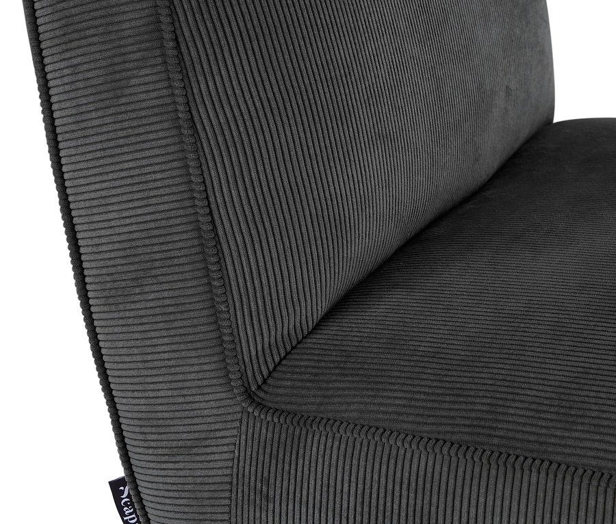 Detail designového křesla s podnožkou SCAPA v antracitové barvě.