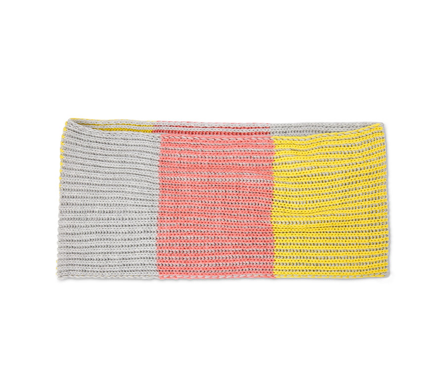 Pletená kruhová šála se šedým, růžovým a žlutým pruhem.