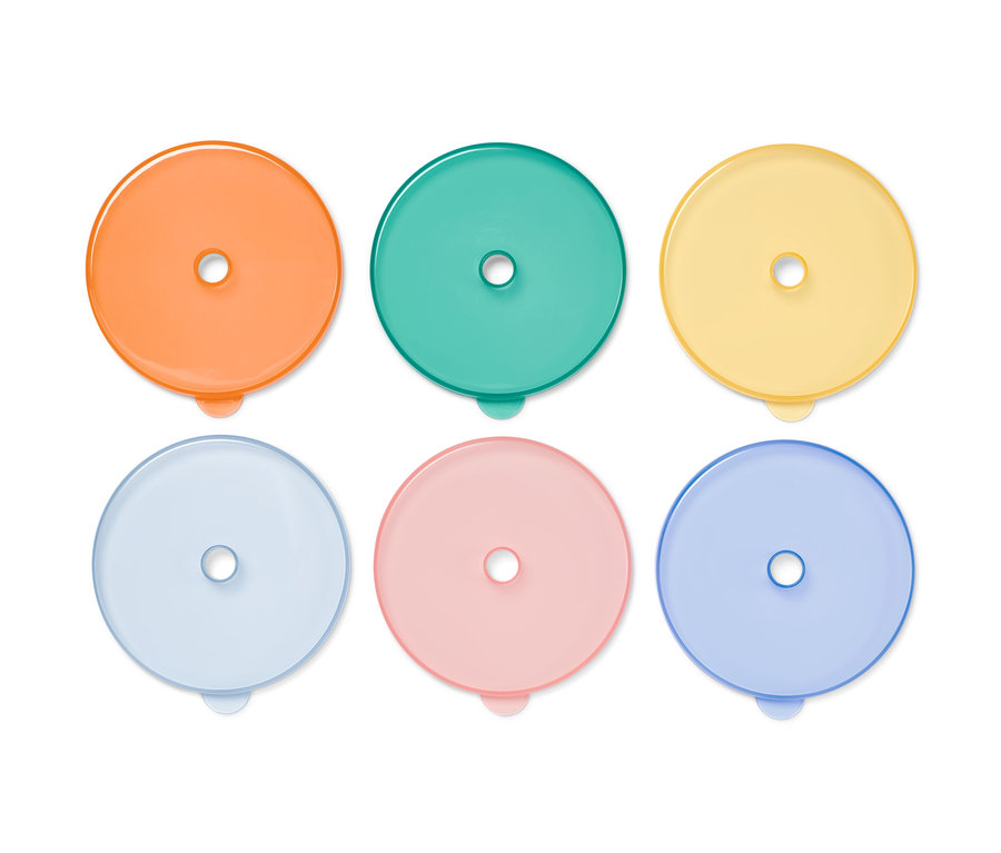 Sada dětských kelímků v oranžové, tyrkysové, žluté, světle modré, růžové a modré barvě.