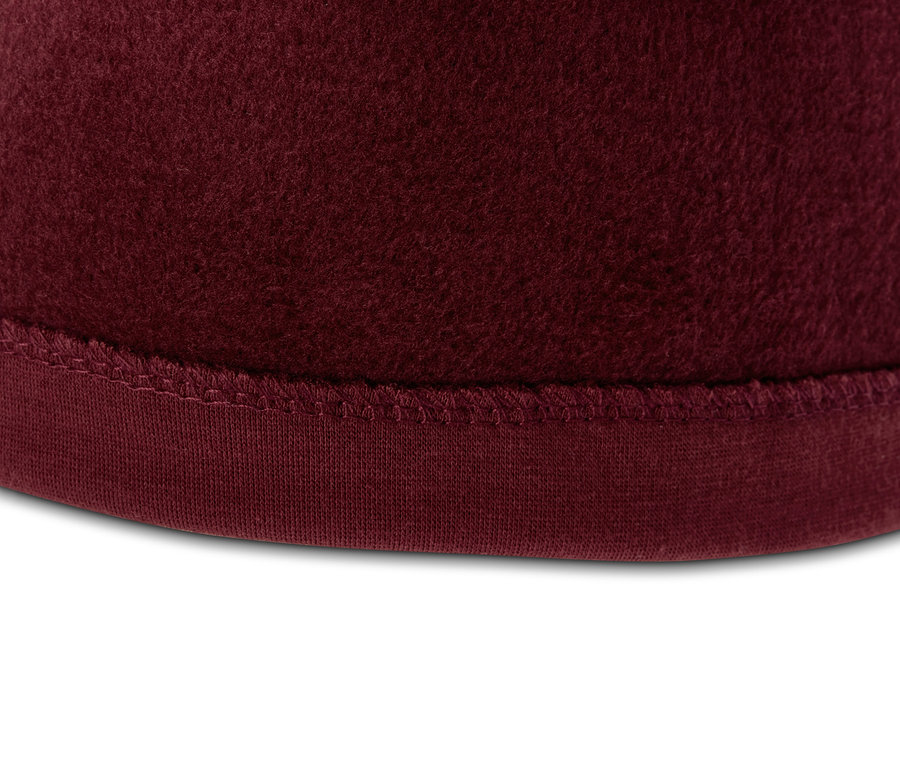 Detail teplákové čepice, tmavě červená.