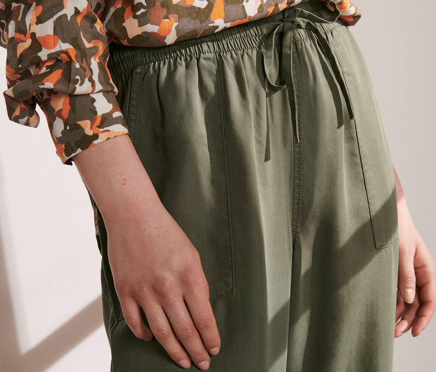 Žena má na sobě cargo kalhoty.