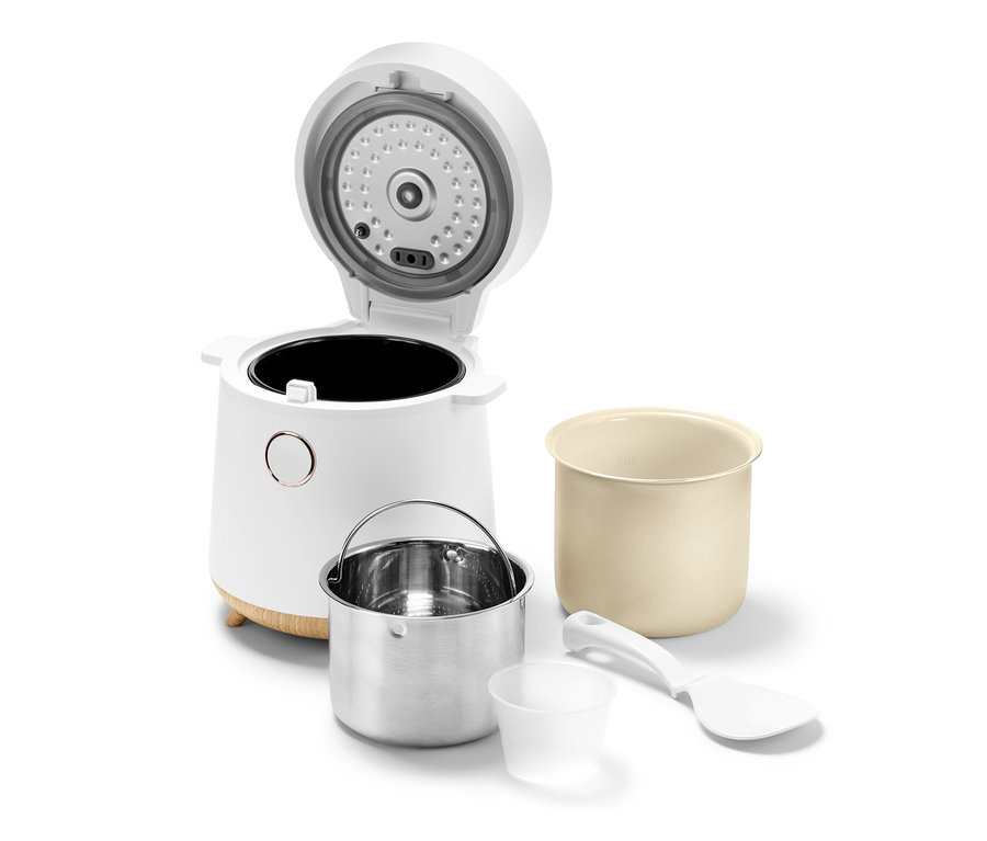 Otevřený multifunkční vařič s příslušenstvím.