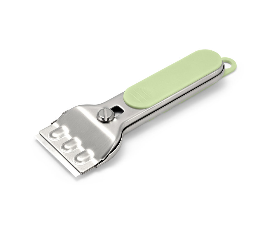 Čisticí škrabka se stříbrnou kovovou čepelí a světle zelenou rukojetí.