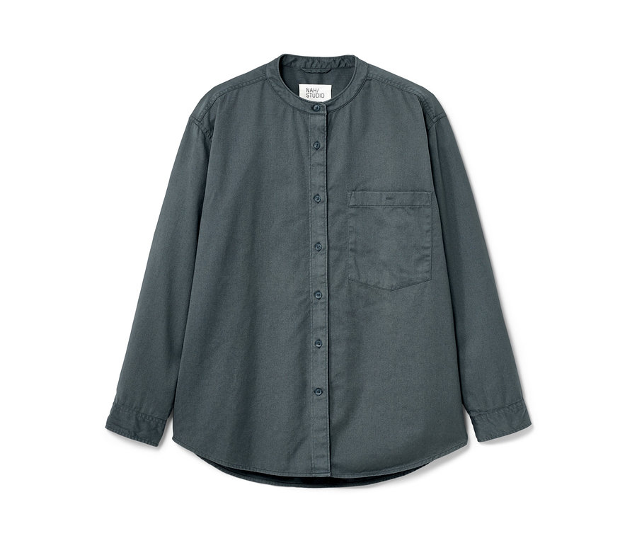 Detail of a stone blue NAH/STUDIO Hemdbluse made of sustainable Baumwolle.