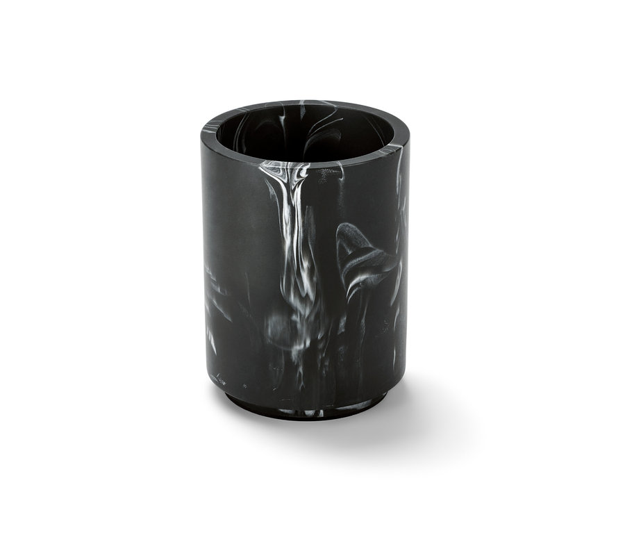 Mramorovaný kelímek v černo-bílém provedení.