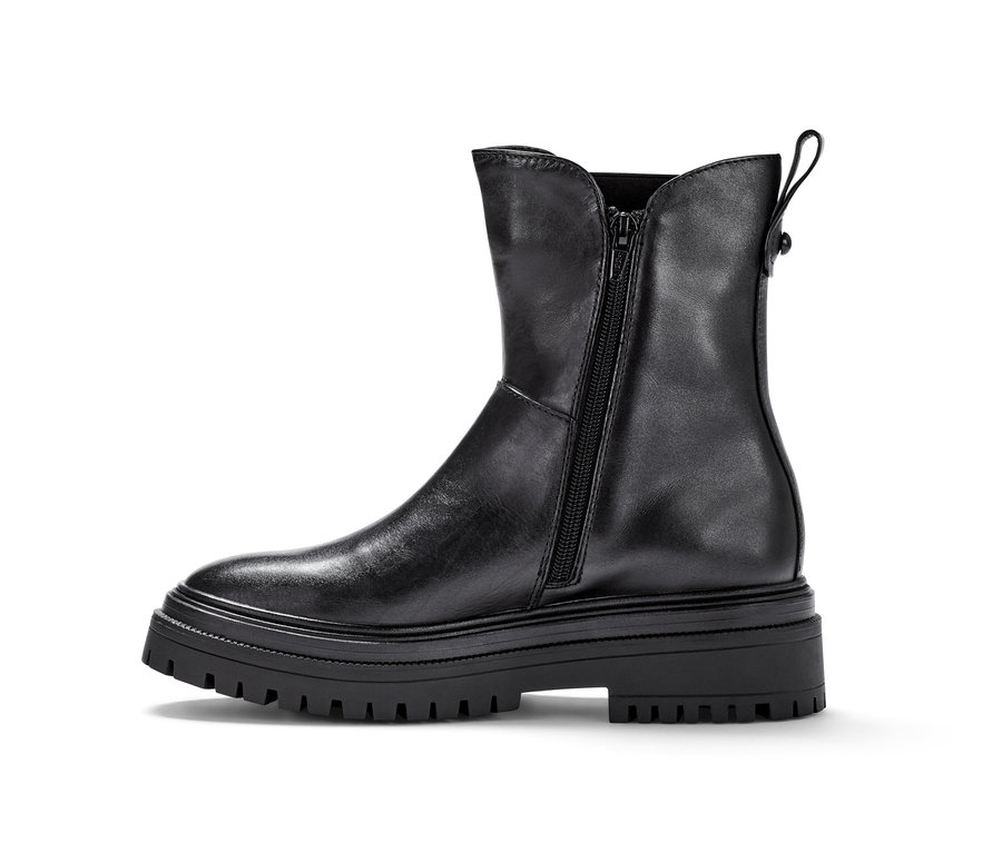 Černá kožená bota se zipem a robustní podrážkou.
