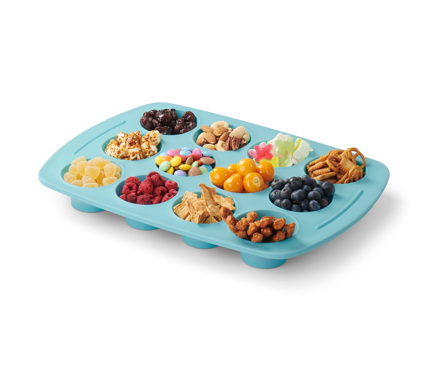 Skládací silikonová forma na muffiny s rozinkami, popcornem, bonbóny, ořechy, gumovými bonbóny, preclíky, kandovaným ovocem, malinami, cereáliemi, mochyní, borůvkami a arašídy.