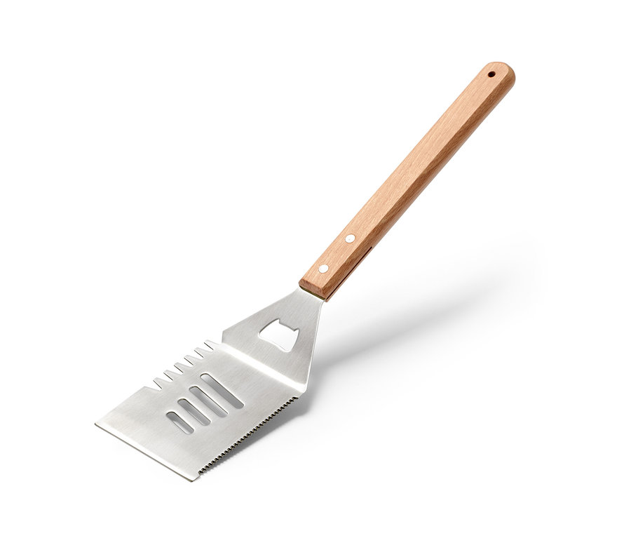 Multifunkční BBQ náčiní s dřevěnou rukojetí a nerezovou ocelovou hlavou.