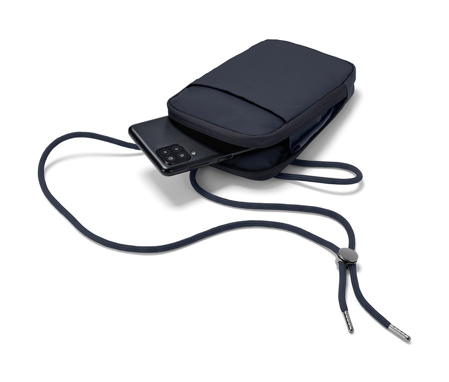 Tmavě modrá taštička na mobilní telefon proti mrazu s černým mobilním telefonem uvnitř.