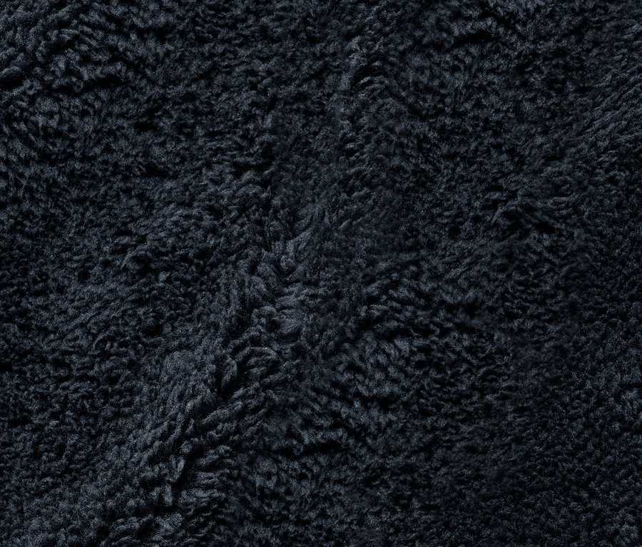 Detailní záběr na texturu dětských rostoucích kalhot do deště.