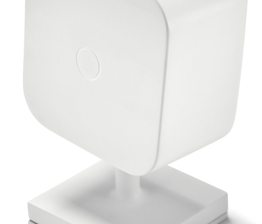 Detail bílého nástěnného bateriového LED svítidla.