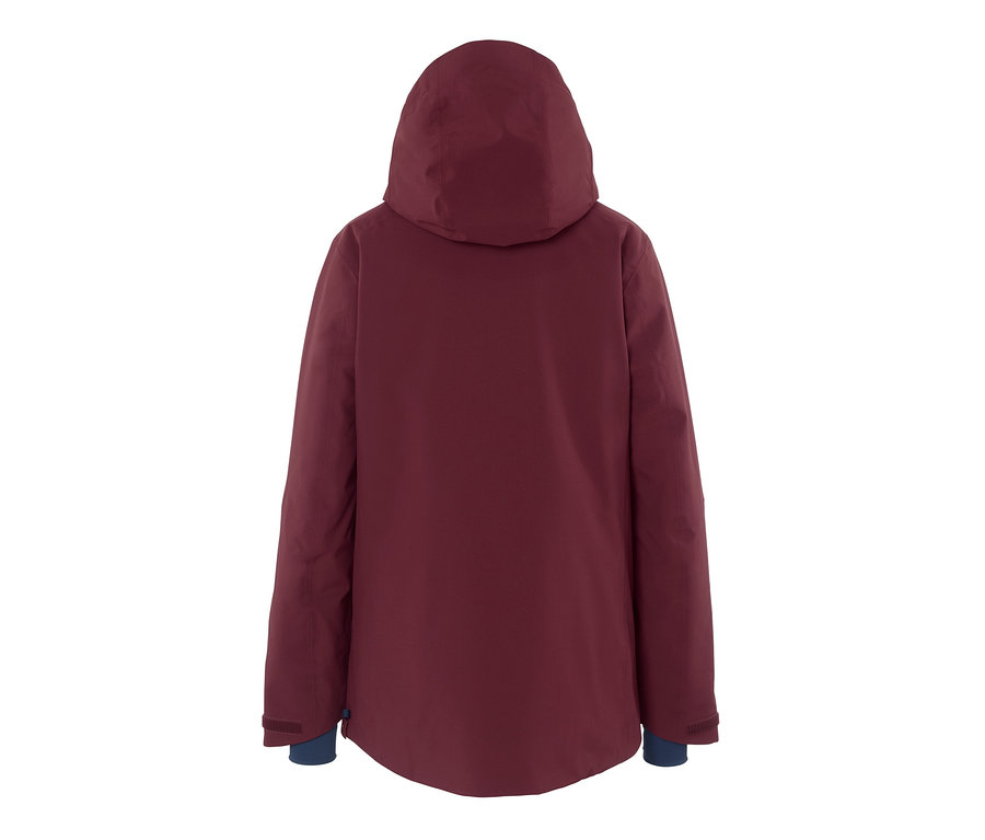 Zadní pohled na bordó lyžařskou bundu s polovičním zipem.