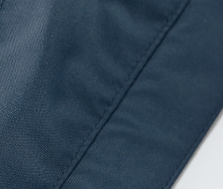 Detail bundy do deště 3 v 1, vnitřní strana s kapsou a šedou fleecovou vrstvou.