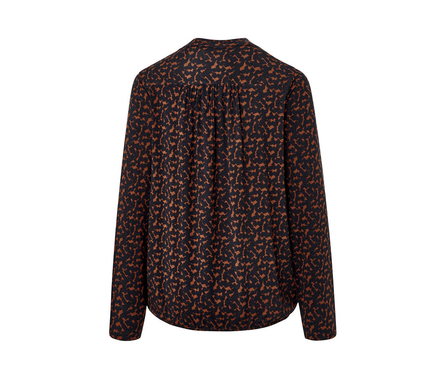 Detail dámského halenkového trika s potiskem.