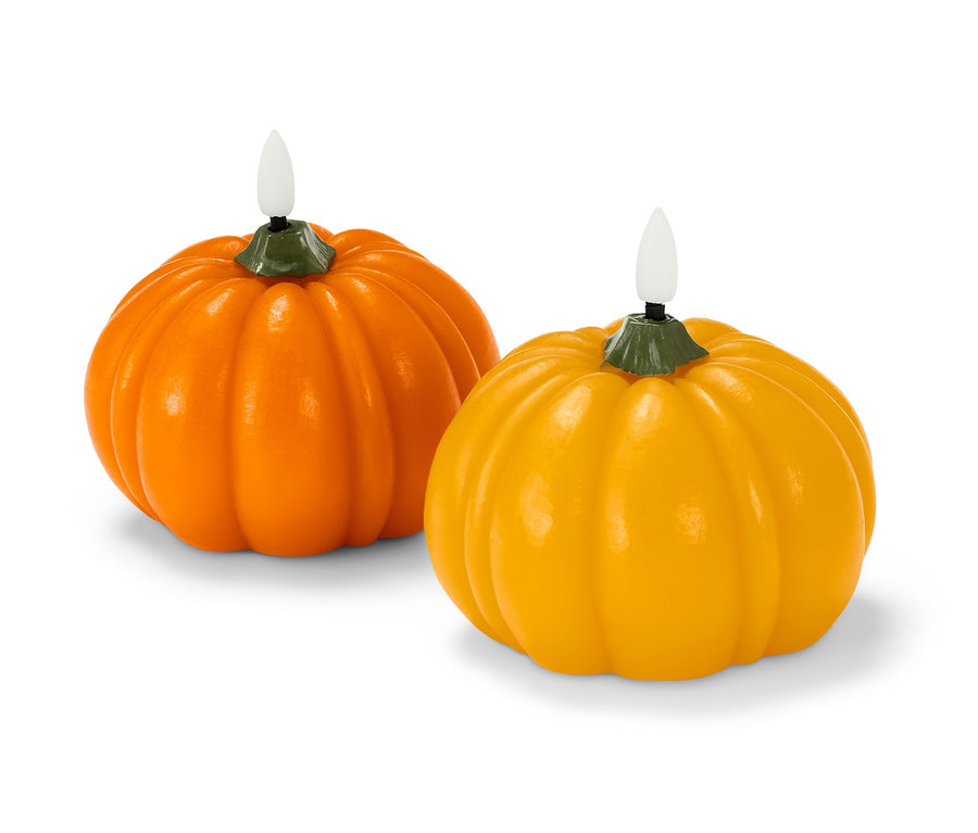 Dvě LED svíčky z pravého vosku ve tvaru dýně.