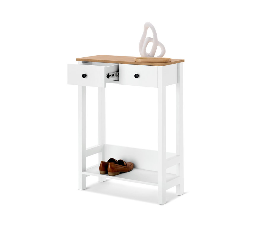 Bílý konzolový stolek se 2 zásuvkami, z nichž jedna je otevřená, s hnědými botami na spodní polici a bílou dekorací nahoře.