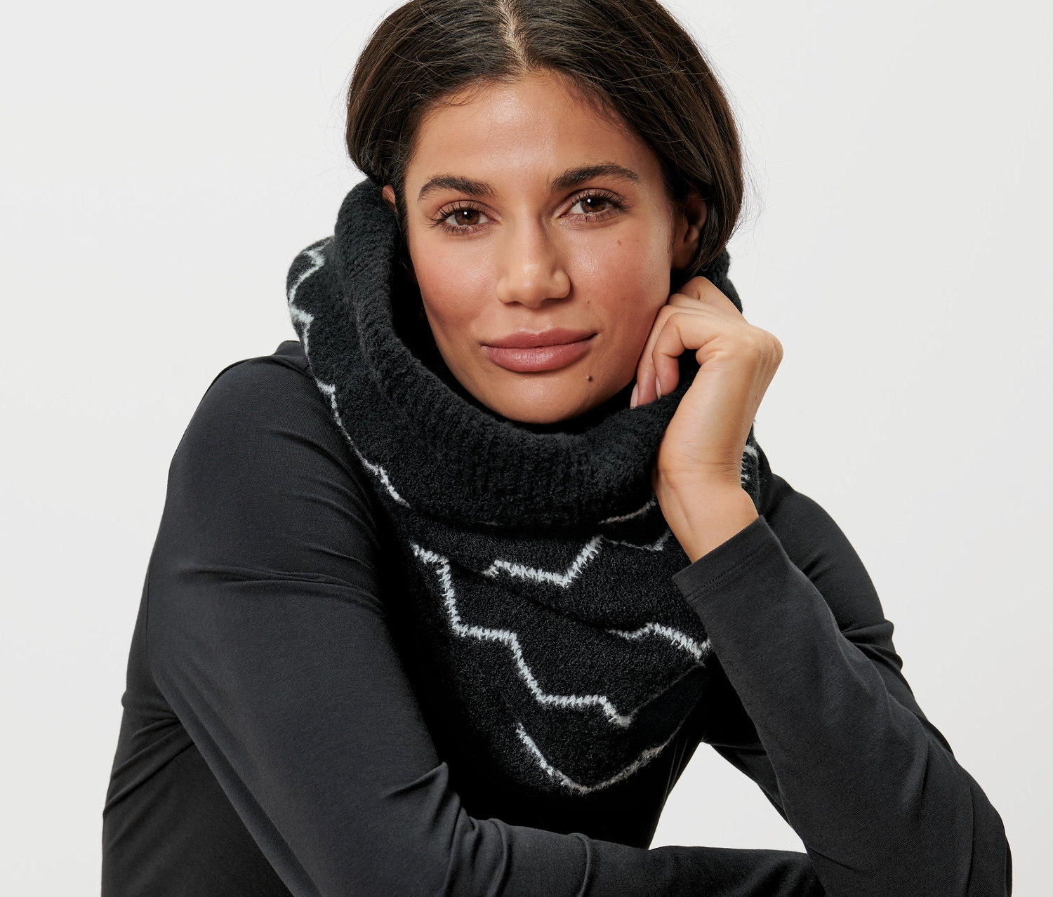 Žena s pletenou kruhovou šálou.