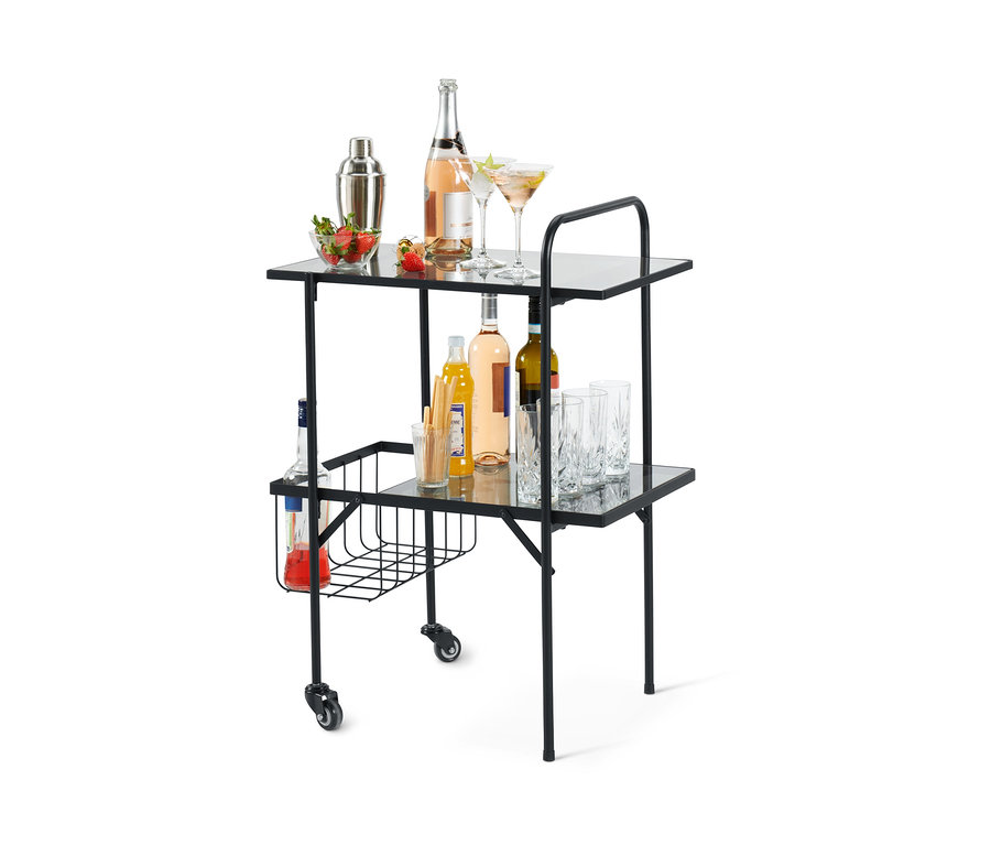 Dvoupatrový černý servírovací vozík s nápoji a sklenicemi.