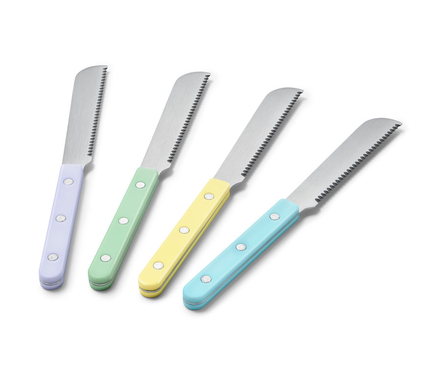 Čtyři snídaňové nože s barevnými rukojeťmi.