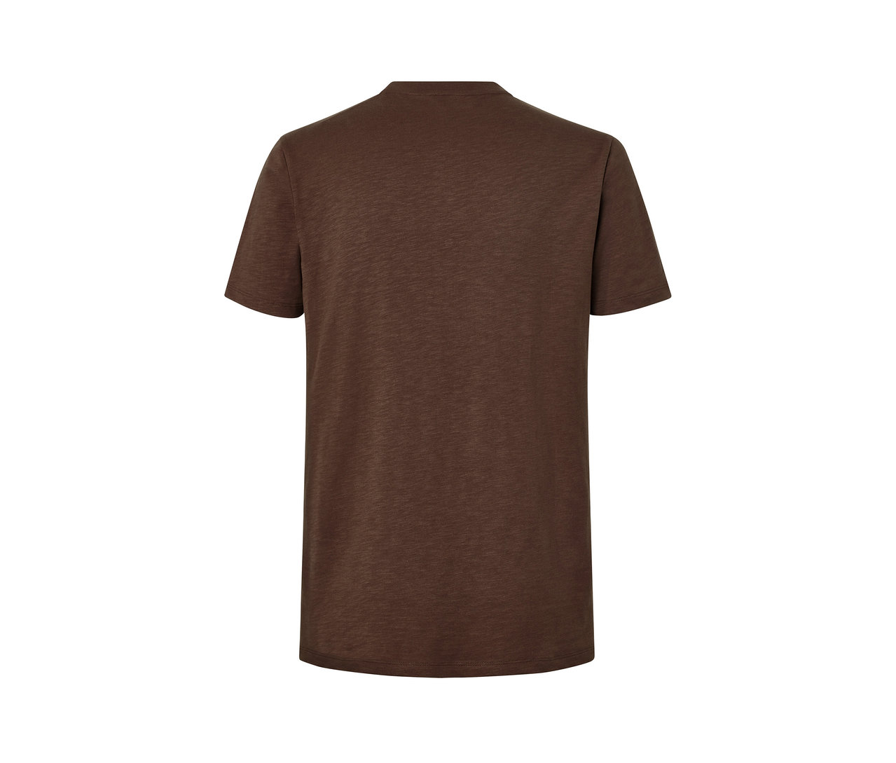 Detail hnědého trička henley s krátkým rukávem.