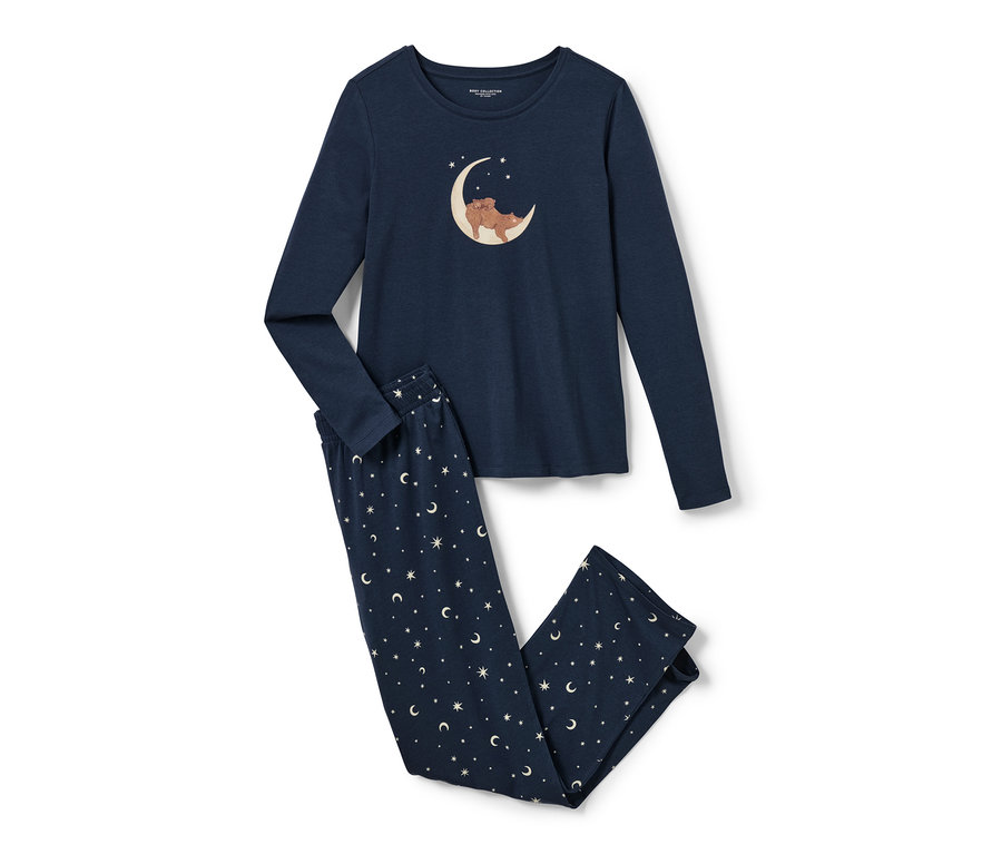 Tmavě modré pyžamo s potiskem medvědů na měsíci a hvězd na kalhotách.