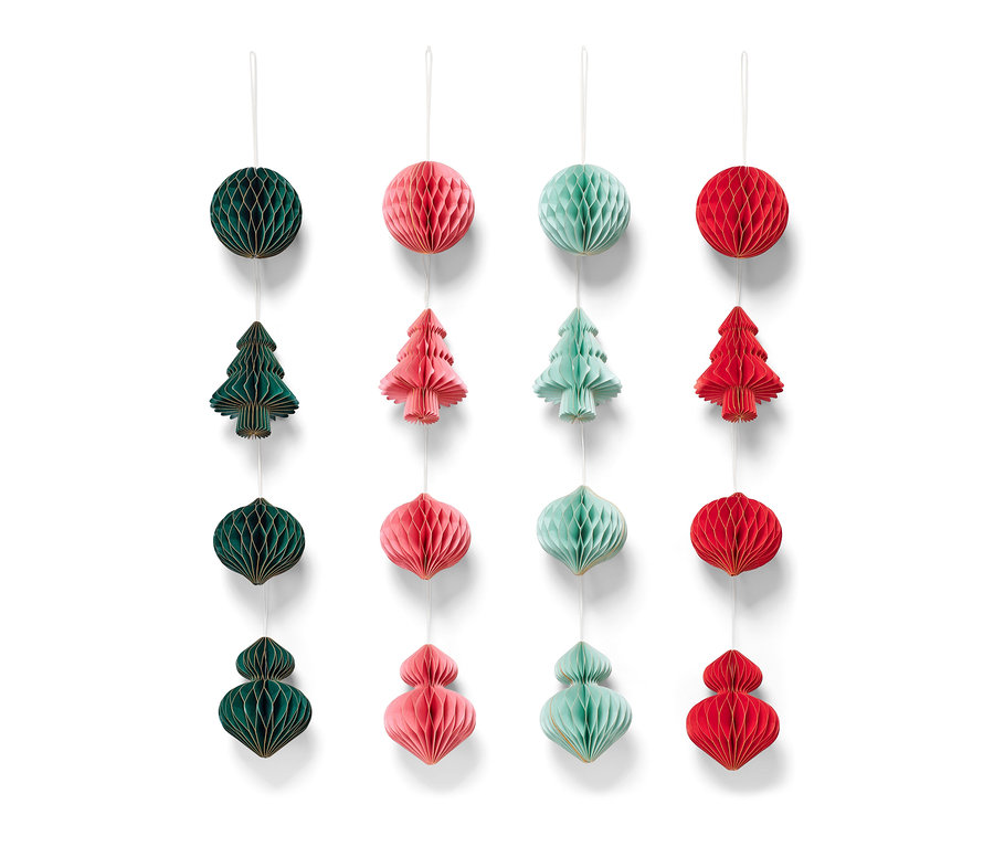 Sada 16 ozdob na vánoční stromek různých barev a tvarů visí na bílém pozadí.