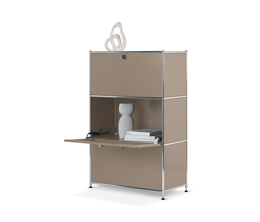 Kovový regál »CN3« se 3 výklopnými dvířky, z nichž jedny jsou otevřené. Uvnitř je váza a knihy.