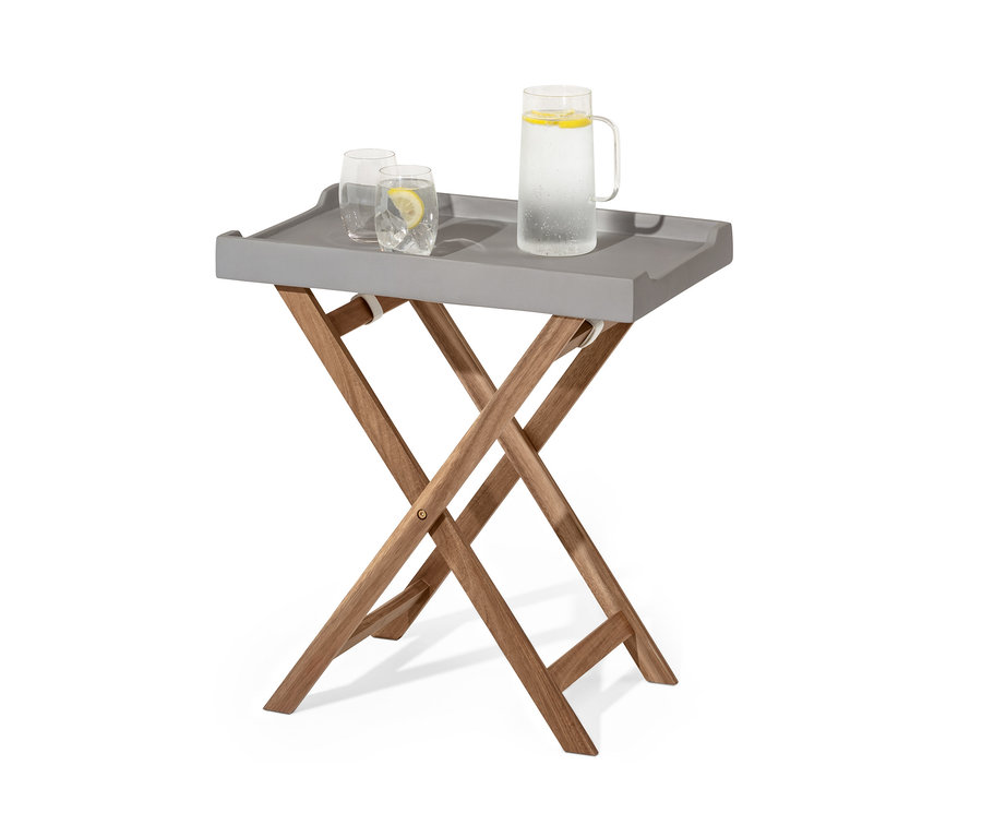 Na šedém skládacím stolku stojí džbán s vodou a dva sklenice s citronem.