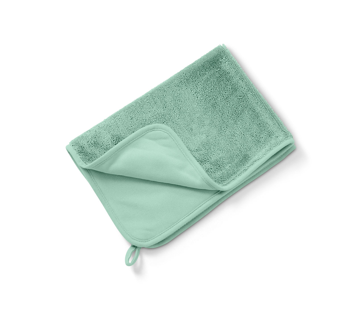 Zelená, složená sušicí utěrka leží na bílém pozadí.