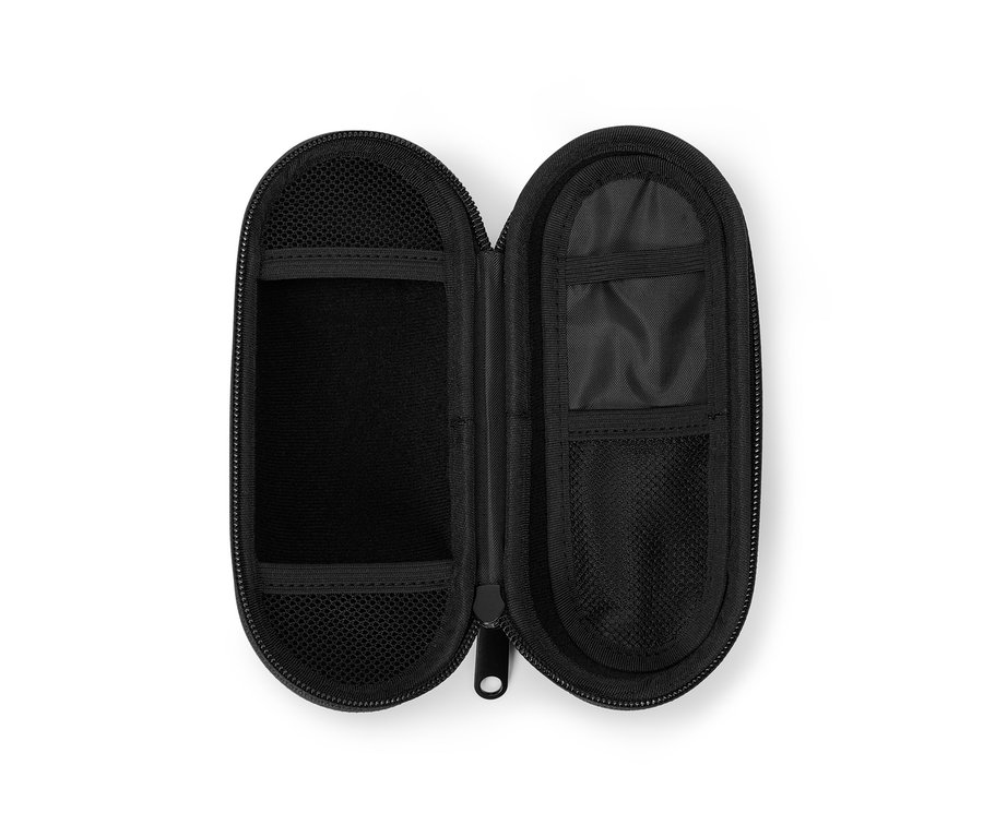 Otevřený černý Box do držáku cykloláhve na bílém pozadí.